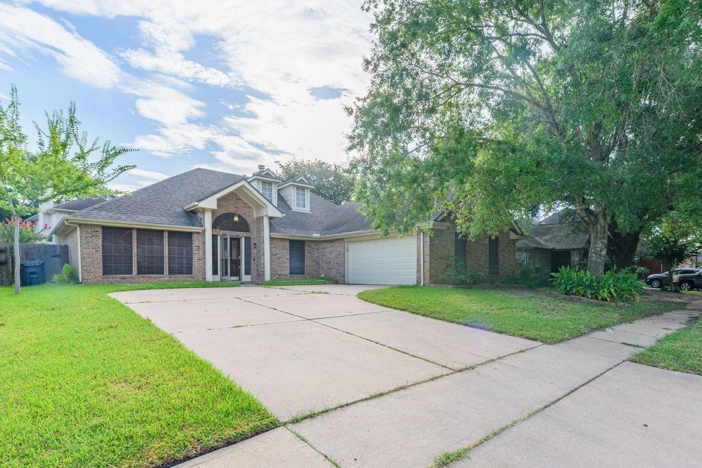 1813 Oak Wood Drive E, Pearland, TX 77581