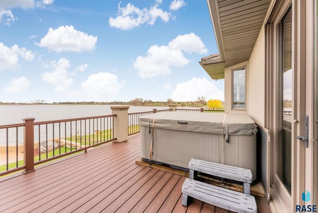 209 Lake Ridge Dr Drive, Wentworth, SD 57075