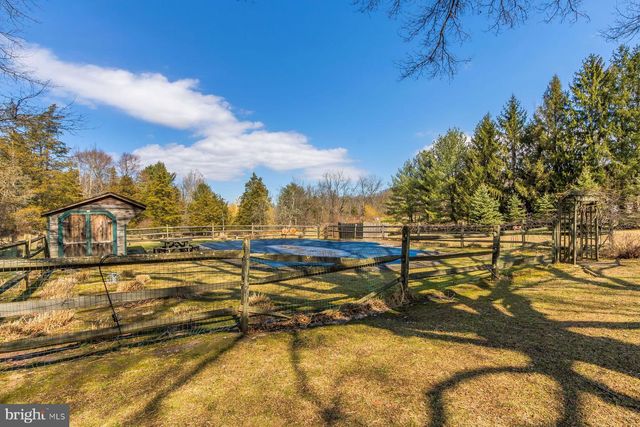 157 KINTNER RD, Kintnersville, PA 18930