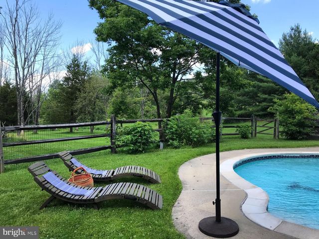 157 KINTNER RD, Kintnersville, PA 18930