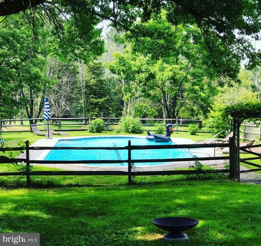 157 KINTNER RD, Kintnersville, PA 18930