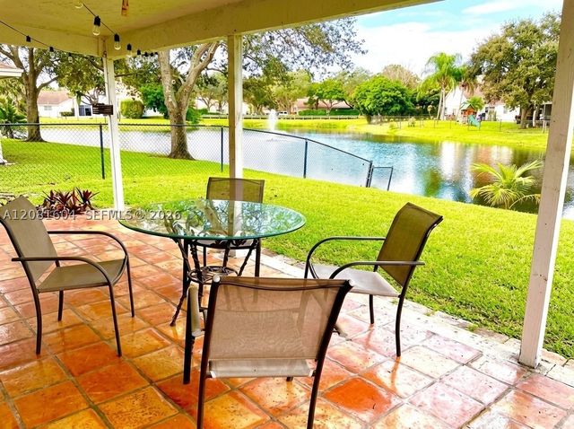 2957 Myrtle Oak Cir, Davie, FL 33328