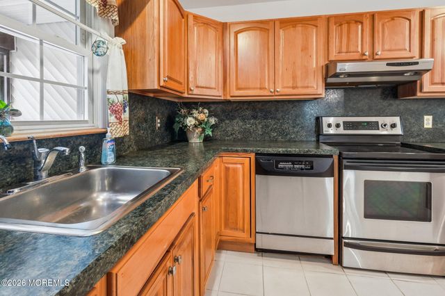 6 Wister Place, Matawan, NJ 07747