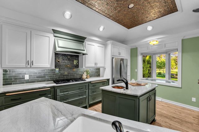 400 W Revere ROAD, Mequon, WI 53092