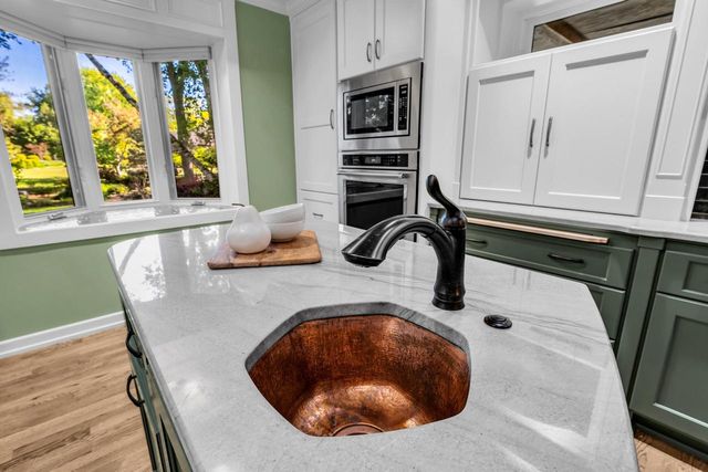 400 W Revere ROAD, Mequon, WI 53092