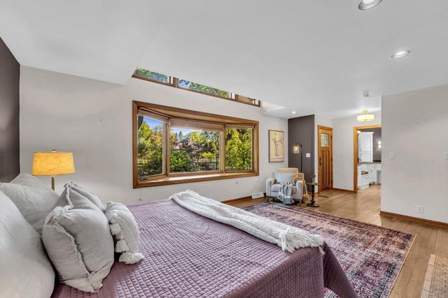 400 W Revere ROAD, Mequon, WI 53092