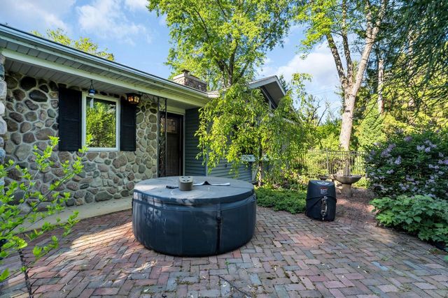 400 W Revere ROAD, Mequon, WI 53092