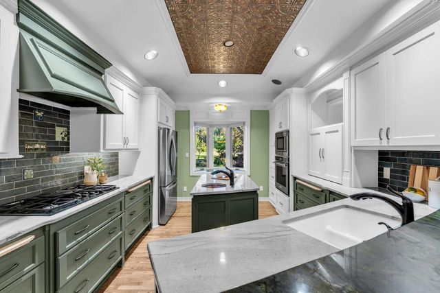 400 W Revere ROAD, Mequon, WI 53092