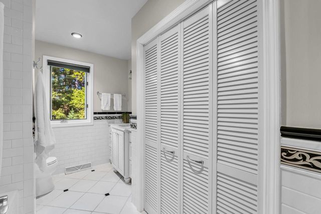 400 W Revere ROAD, Mequon, WI 53092