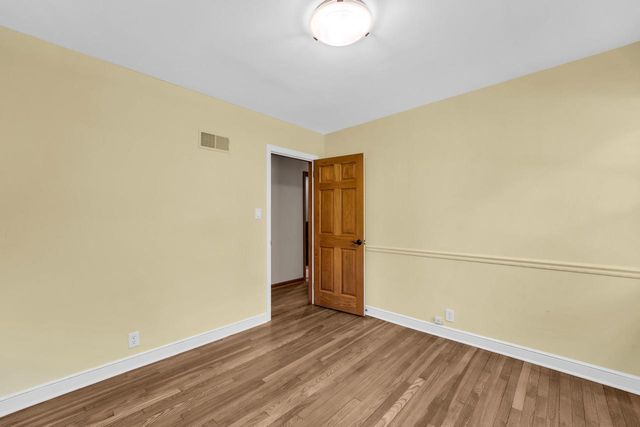 400 W Revere ROAD, Mequon, WI 53092