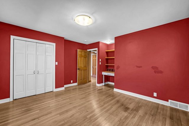 400 W Revere ROAD, Mequon, WI 53092