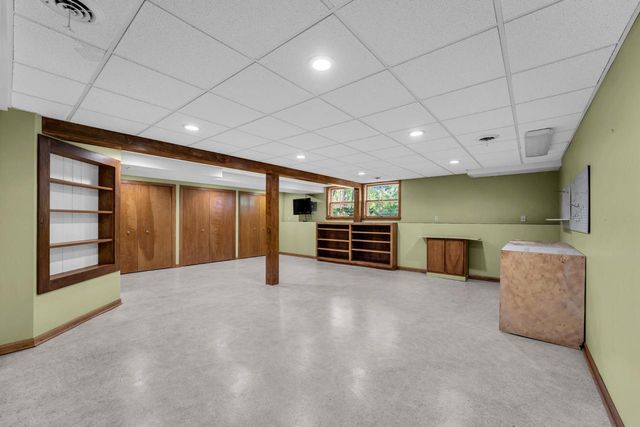 400 W Revere ROAD, Mequon, WI 53092