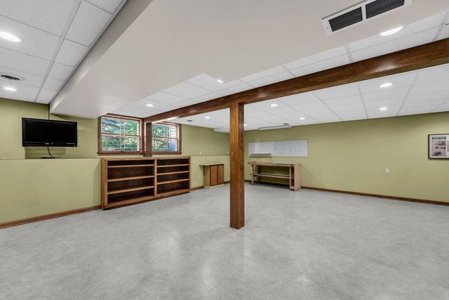 400 W Revere ROAD, Mequon, WI 53092