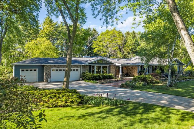 400 W Revere ROAD, Mequon, WI 53092