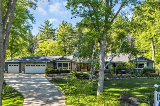 400 W Revere ROAD, Mequon, WI 53092
