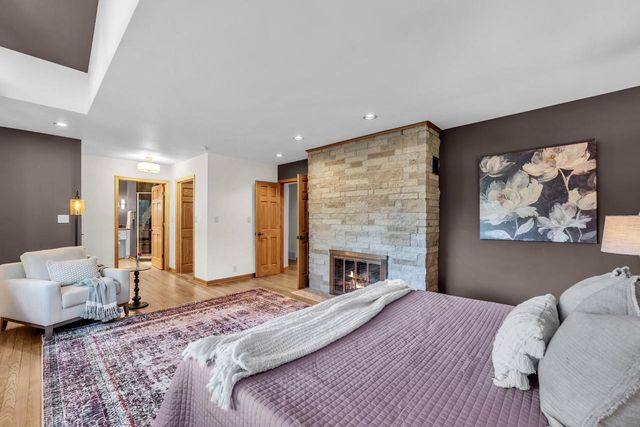400 W Revere ROAD, Mequon, WI 53092