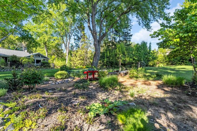 400 W Revere ROAD, Mequon, WI 53092
