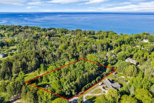 400 W Revere ROAD, Mequon, WI 53092