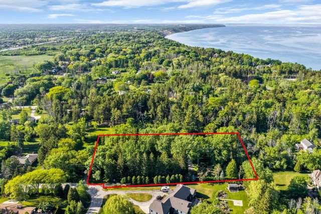 400 W Revere ROAD, Mequon, WI 53092