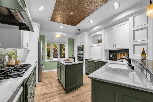 400 W Revere ROAD, Mequon, WI 53092
