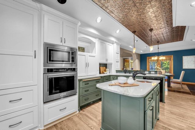 400 W Revere ROAD, Mequon, WI 53092