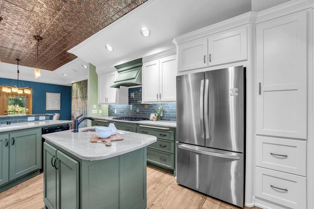 400 W Revere ROAD, Mequon, WI 53092