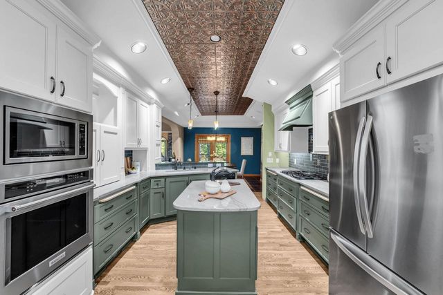 400 W Revere ROAD, Mequon, WI 53092