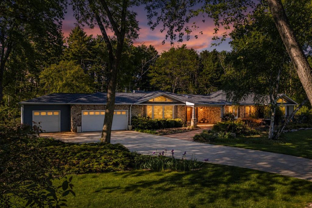 400 W Revere ROAD, Mequon, WI 53092