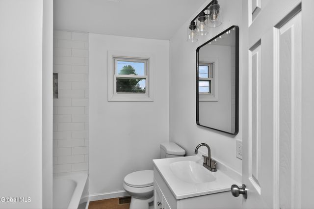 5 Emmett Drive, Colonie, NY 12309