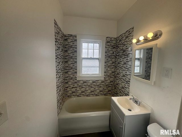 2304 N ELLIS Avenue, Peoria, IL 61604