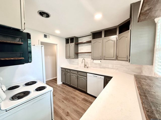 2235 E Contour Dr, Baton Rouge, LA 70809