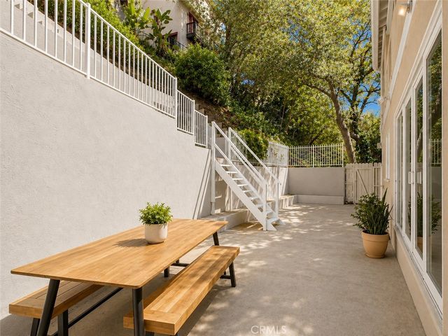 2932 Ledgewood Drive, Los Angeles, CA 90068