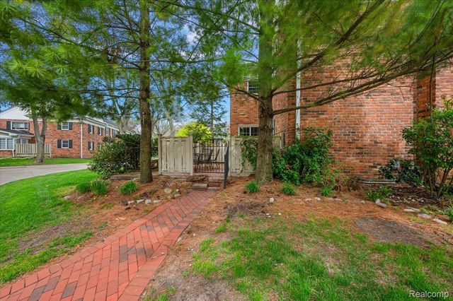1000 Trailwood Path, Bloomfield Hills, MI 48301