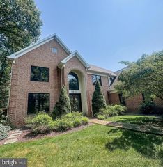 1801 SHAWAN LN, York, PA 17406