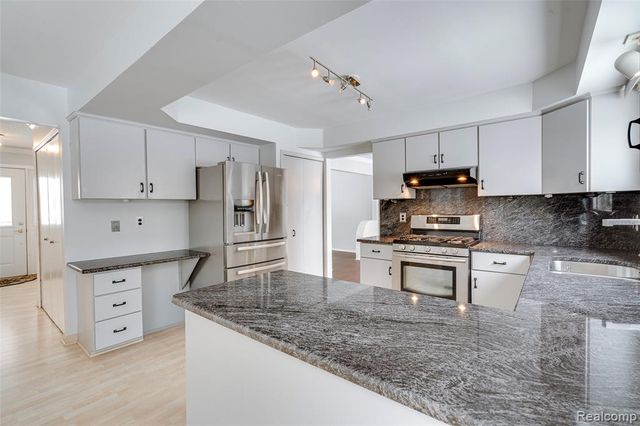 45900 Gainsborough Drive, Canton, MI 48187