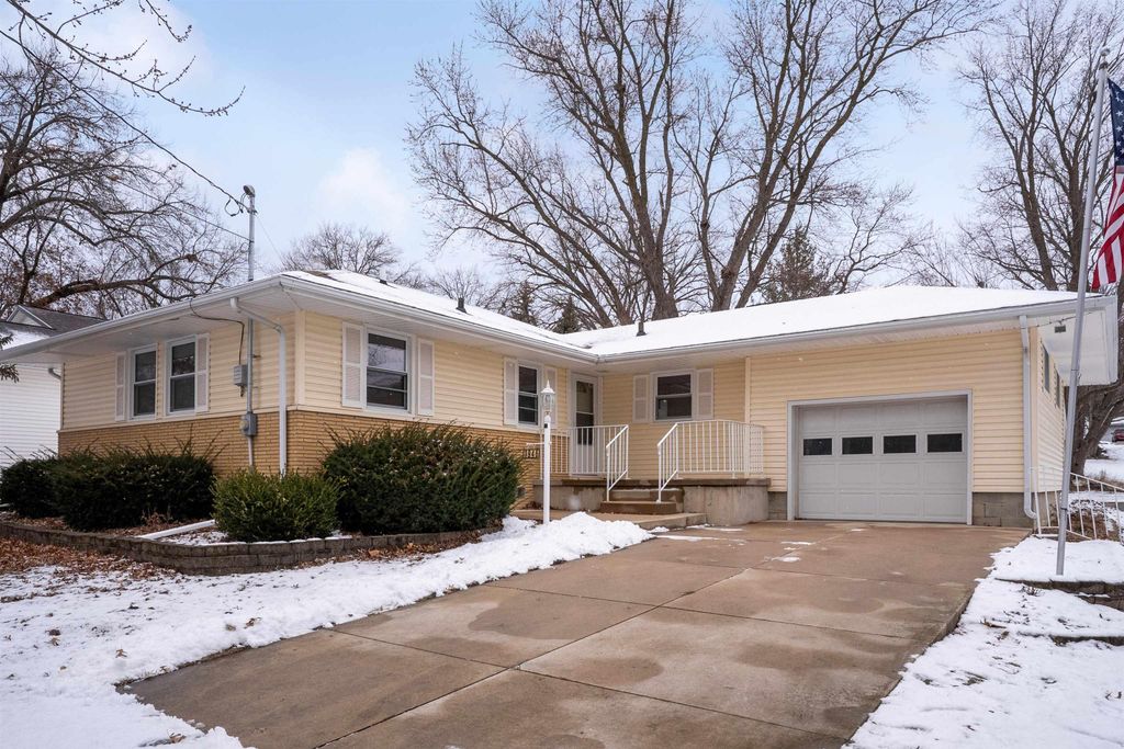 1946 Rainbow Drive, Waterloo, IA 50701