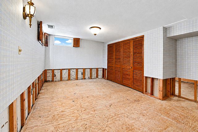 2560 W 61st Avenue, Merrillville, IN 46410