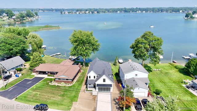 1517 KESSLER Avenue, Waterford Charter Township, MI 48320