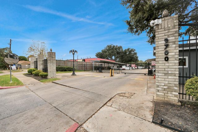 9700 Leawoo Boulevard 1002, Houston, TX 77099