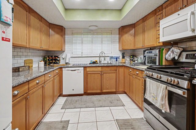 30809 Leelane Street, Farmington Hills, MI 48336