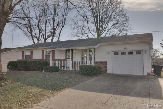 306 W Hillside Drive, Farmington, MO 63640