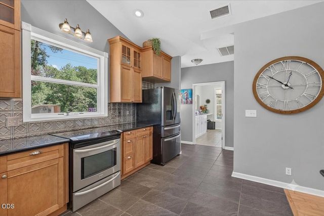1943 Wards Creek Road, Rogue River, OR 97537