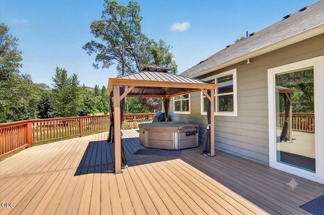 1943 Wards Creek Road, Rogue River, OR 97537