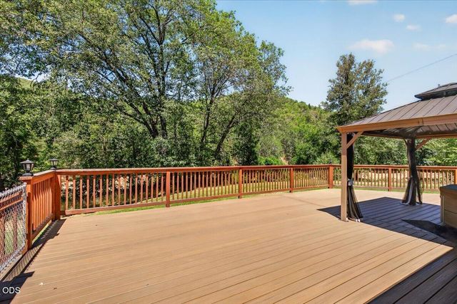 1943 Wards Creek Road, Rogue River, OR 97537
