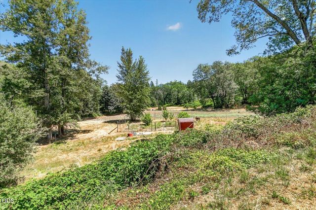 1943 Wards Creek Road, Rogue River, OR 97537