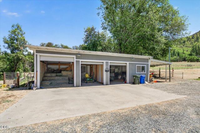 1943 Wards Creek Road, Rogue River, OR 97537