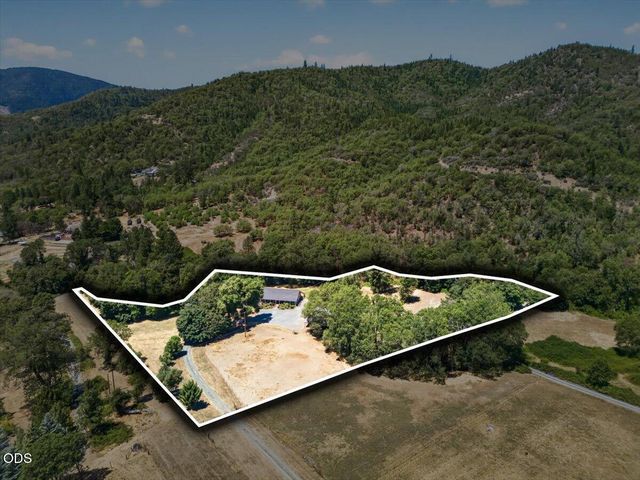 1943 Wards Creek Road, Rogue River, OR 97537