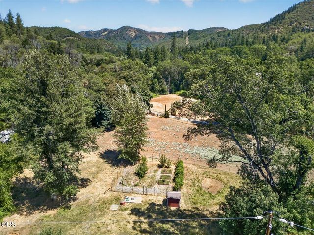 1943 Wards Creek Road, Rogue River, OR 97537