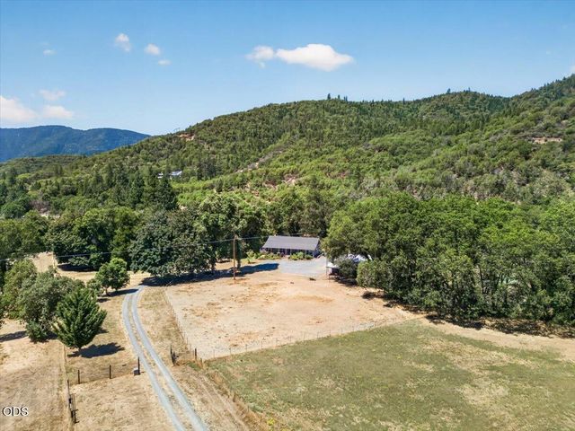 1943 Wards Creek Road, Rogue River, OR 97537