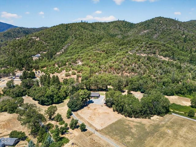 1943 Wards Creek Road, Rogue River, OR 97537